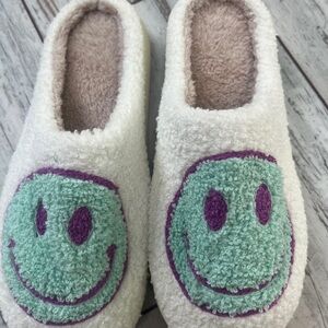 NWT - Retro Fuzzy Face Slippers Purple Size 8.5 | Soft Plush Non-Slip Smiley